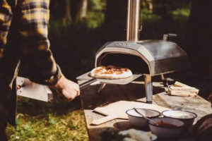 Ooni Karu 12 Holz- und Holzkohlebefeuerter Pizzaofen