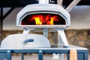 Ooni Karu 12 Holz- und Holzkohlebefeuerter Pizzaofen