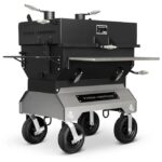 Yoder Smokers 24x36 flacher, verstellbarer Holzkohlegrill auf Wettbewerbswagen